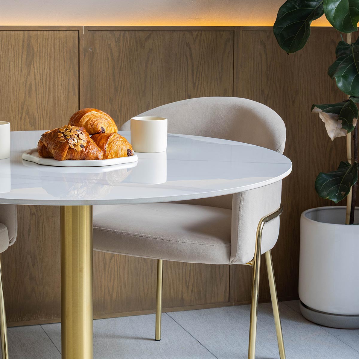 Silla Corey Taupé en perspectiva con mesa zadar