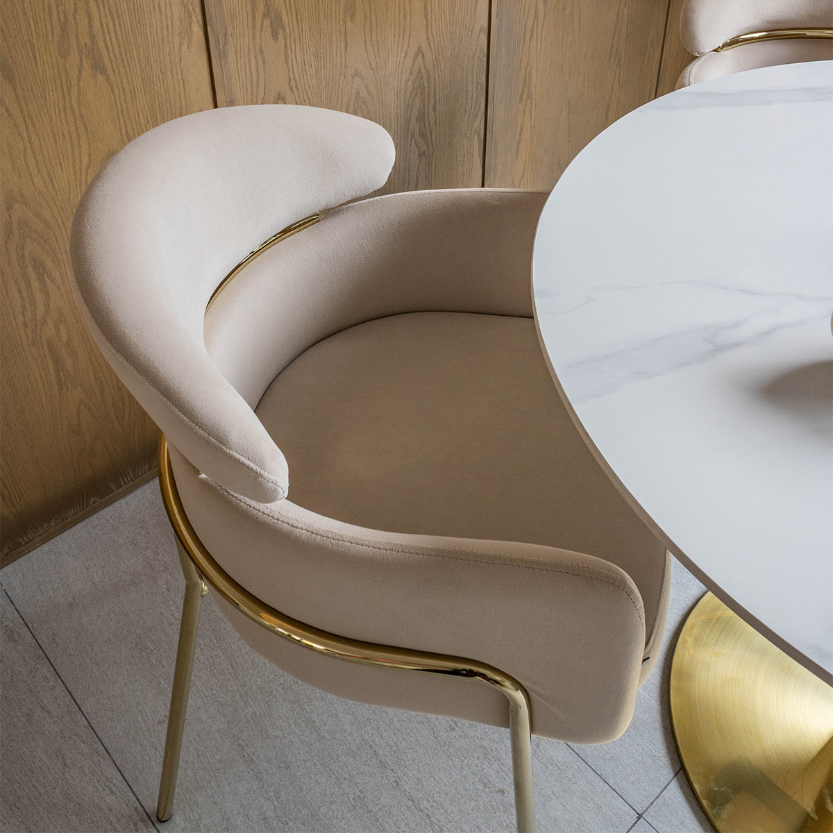 Silla Corey Taupé en toma cenital con mesa zadar
