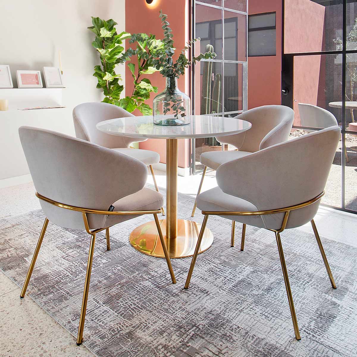 Foto lifestyle del comedor zadar con cuatro sillas palma color taupé 