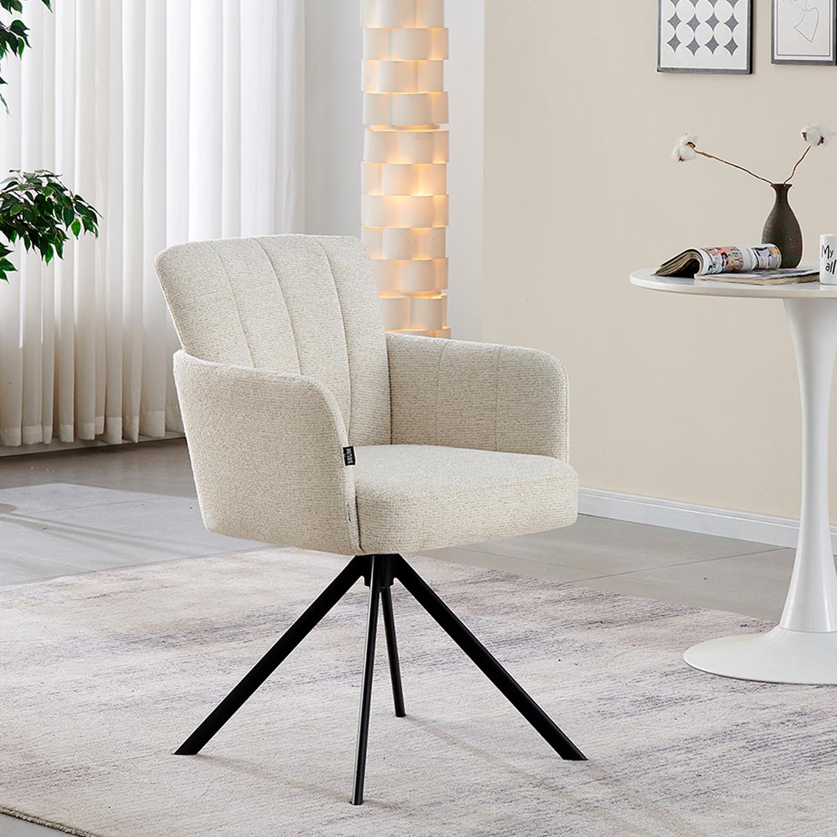 Silla Pontevedra beige lifestyle en una sala junto a una mesa blanca