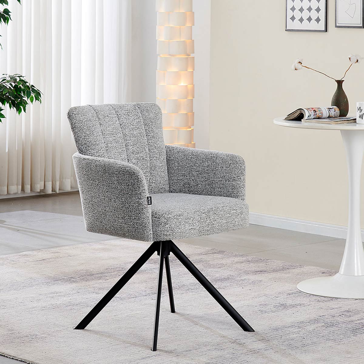 Silla Pontevedra gris lifestyle en una sala junto a una mesa blanca