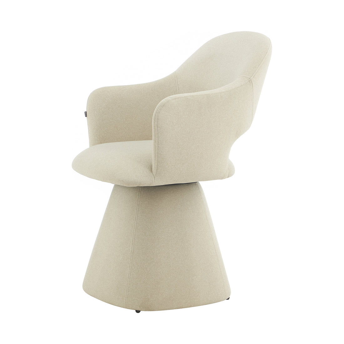 Silla Muscat Beige Vista en Perspectiva Pronunciada con Fondo Blanco