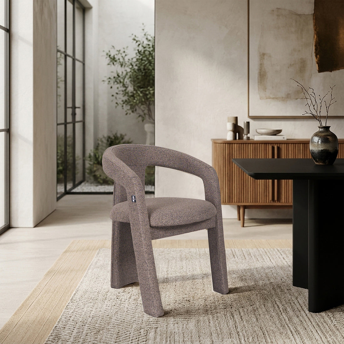 Silla Luca Café en comedor color negro en cuarto gris
