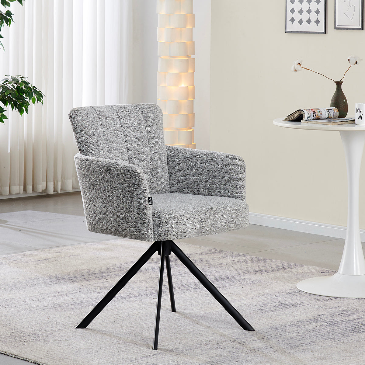 Silla Ponte Vedra Gris en Desayunador con mesa minimalista, en cuarto blanco