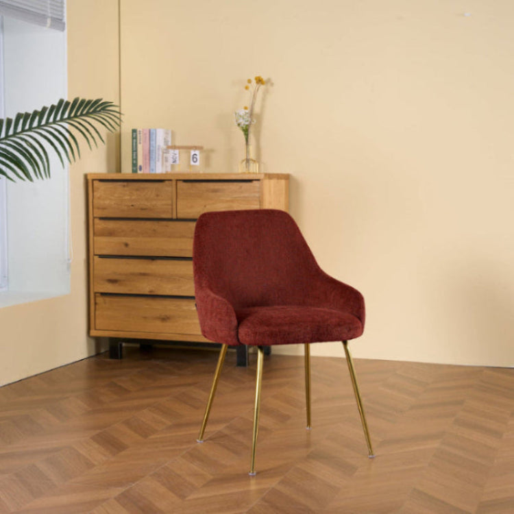 Silla Seúl Naranja en cuarto con mueble y luz cálida