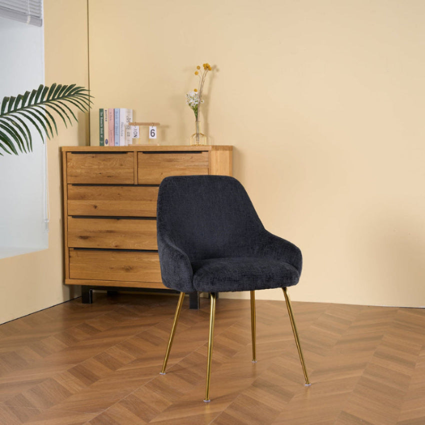Silla Seúl Negro en cuarto minimalista
