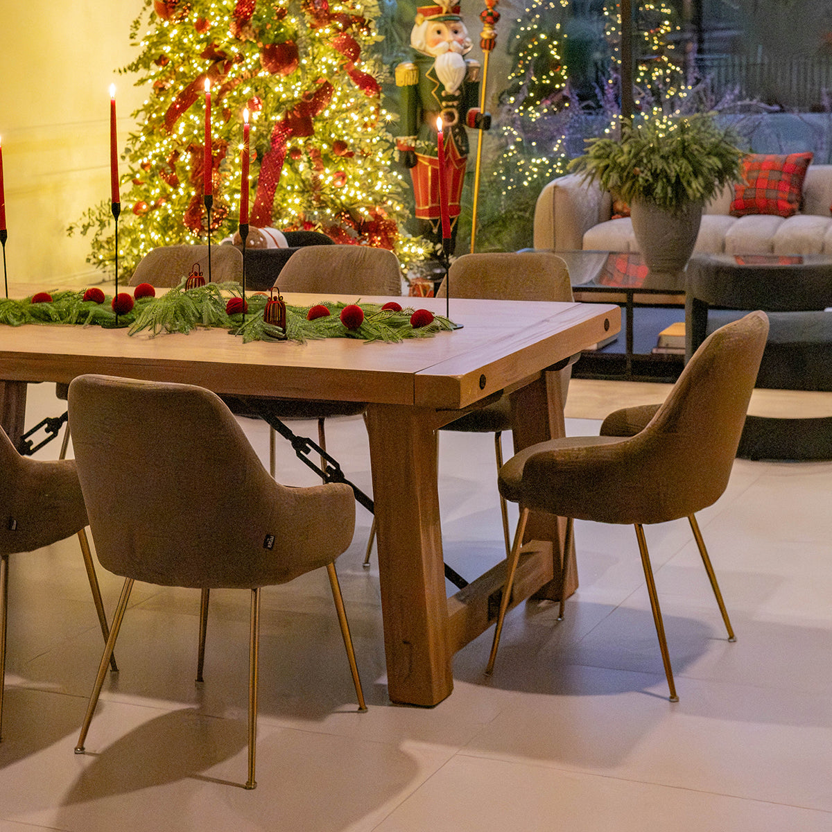 SILLA SEÚL OLIVE VISTA EN COMEDOR NAVIDEÑO, CON DECORACIÓN Y LUZ CALIDA