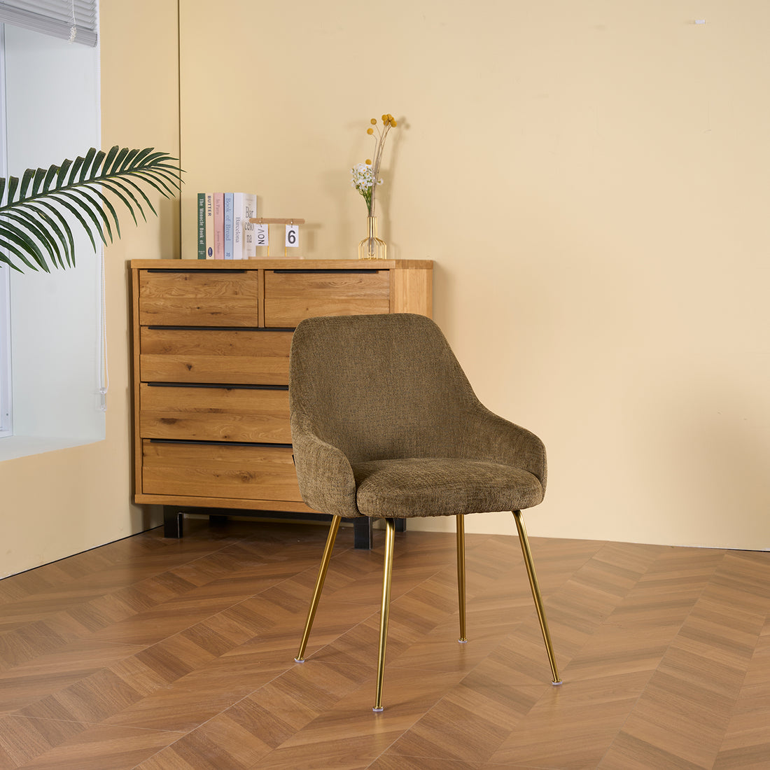 Silla Seúl Olivo en cuarto minimalista con luz cálida