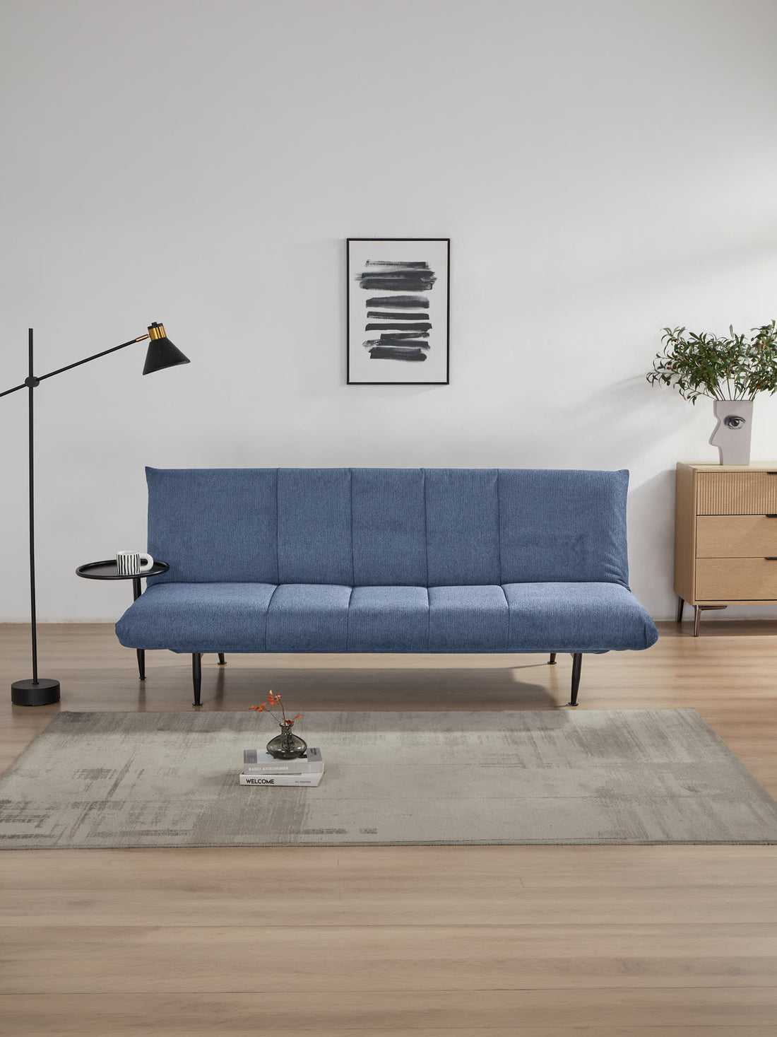 Sofá Cama Kasán azul, en un espacio decorado