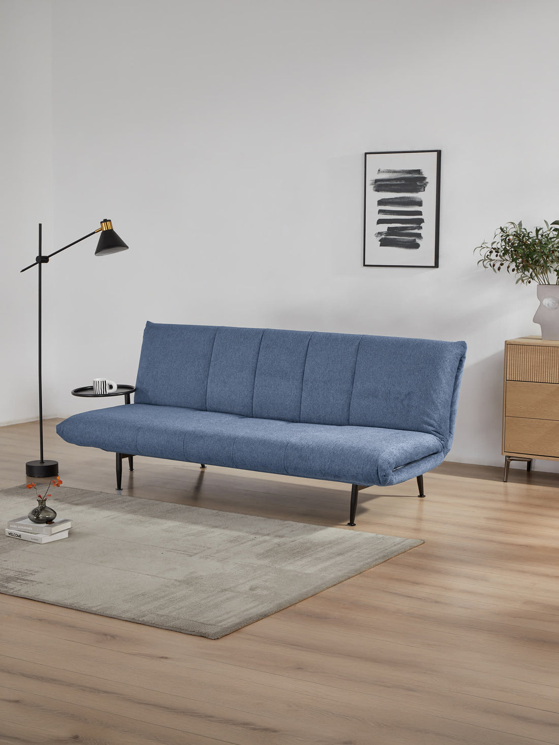 Sofá Cama Kasán azul, en un espacio decorado