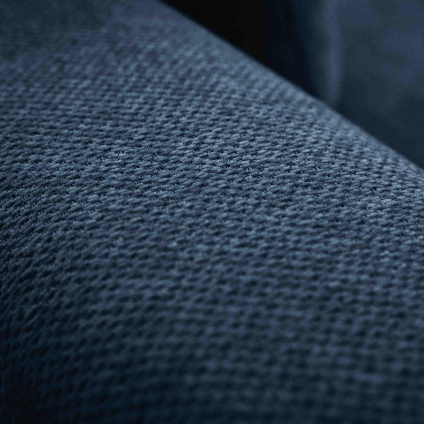 Sofá Modular Croaciaa — SOFÁ CORACIAA AZUL IZQ VISTA EN ZOOM DEL REPOSA BRAZOS