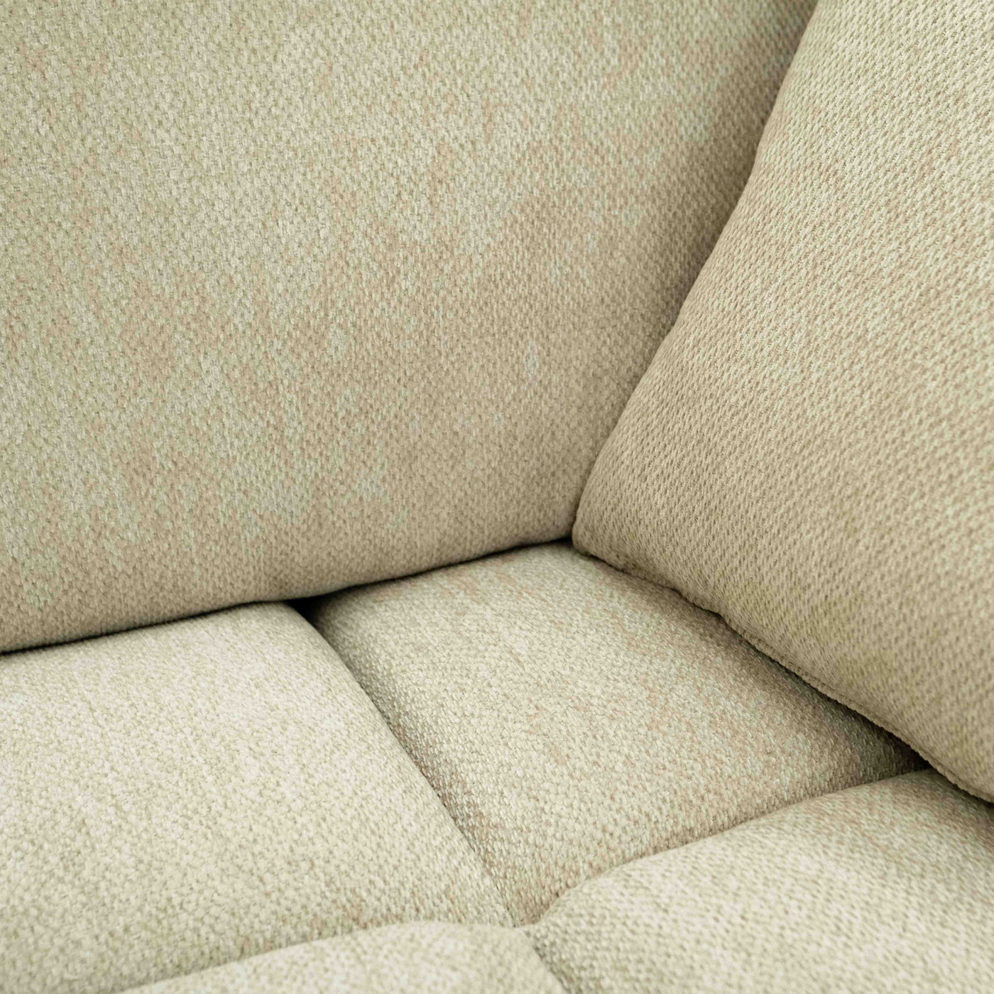 Sofá Modular Croaciaa — SOFÁ CORACIAA BEIGE IZQ VISTA EN ZOOM DEL RESPALDO CON ASIENTO 