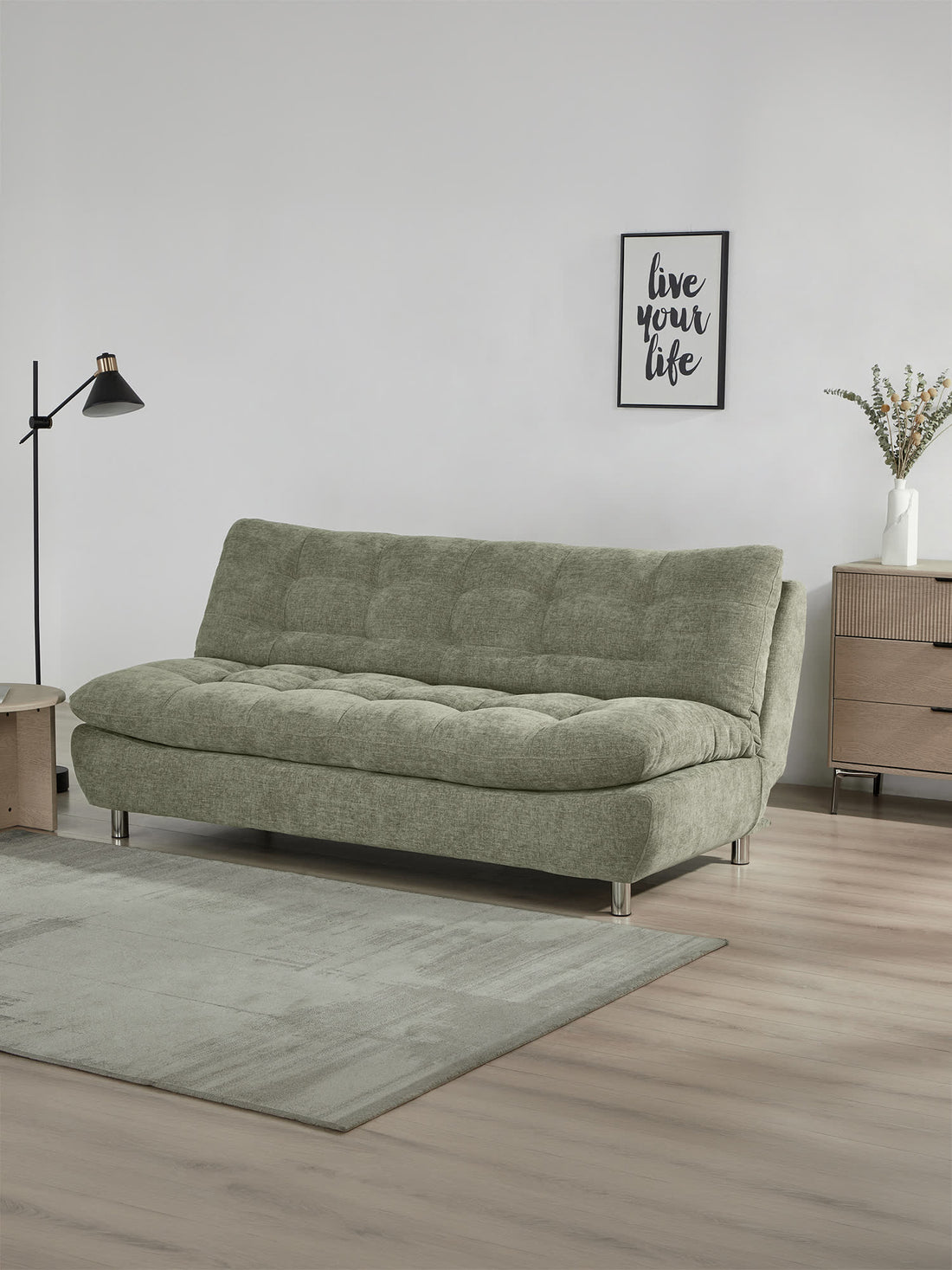 Sofá Cama Helsinki verde, en un espacio decorado