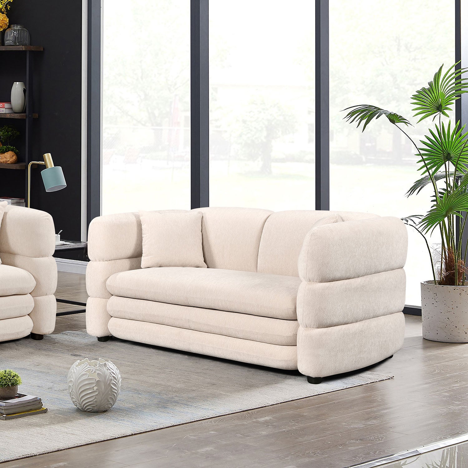 Sofá Utah 2 Plzs Beige Vista en cuarto con luz natural en una sala de estar 