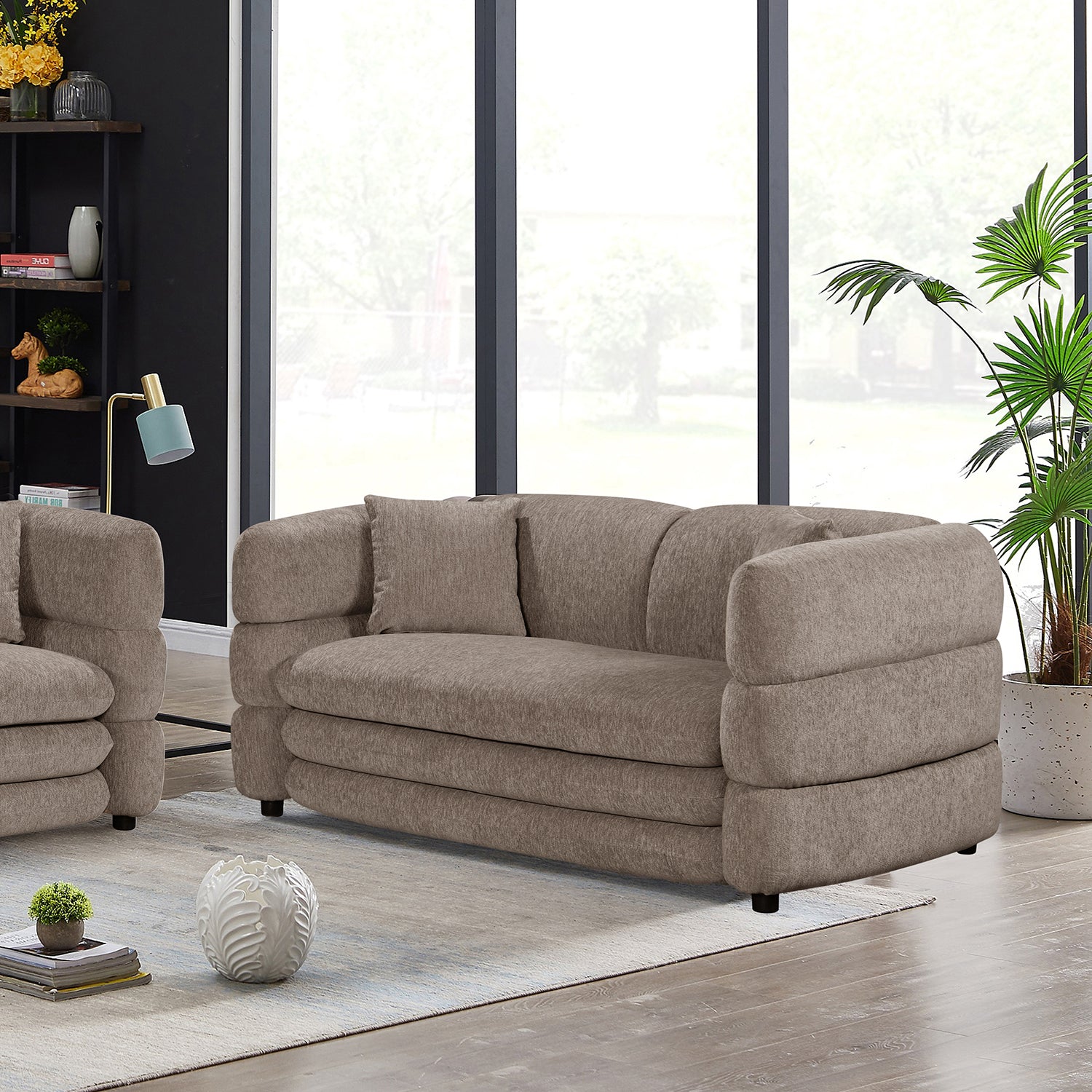 Sofá Utah 2 Plzs Marrón Vista en cuarto con luz natural en una sala de estar 