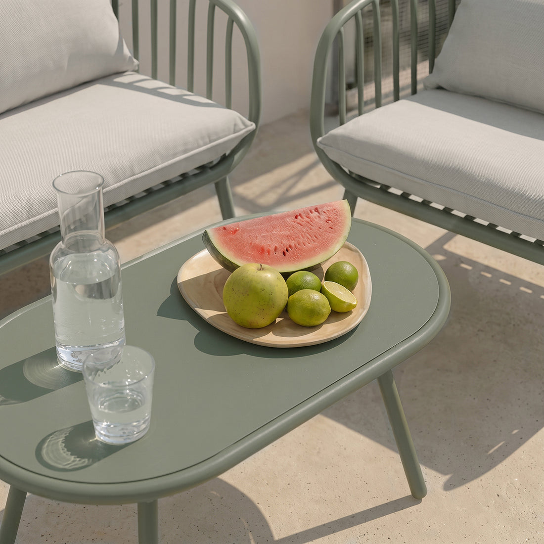 Set Exterior Las Palmas Olivo en terraza con mesa y frutas, foto ambientada