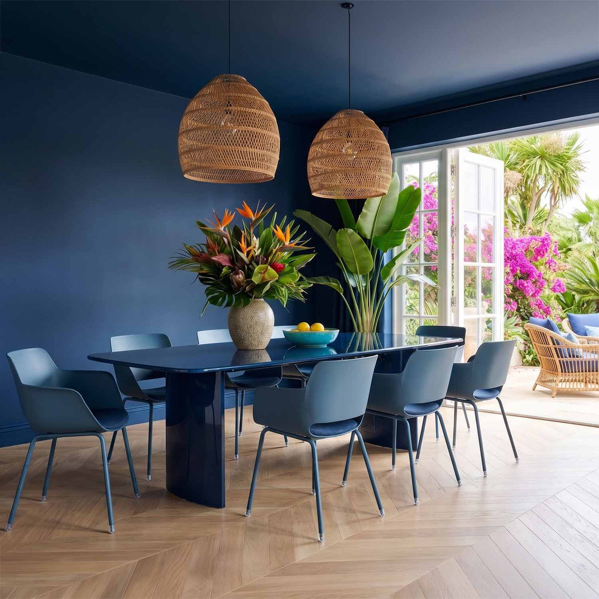 Silla Malta color Azul en comedor, foto ambientada