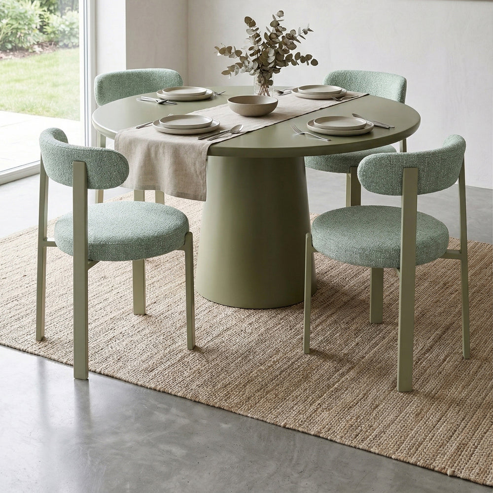 Silla Florida Matcha Vista en Comedor con Ventanal de Fondo con Iluminación Clara 
