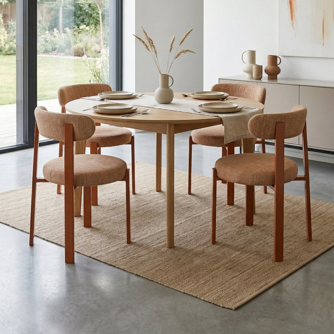 Silla Florida Naranja Vista en Comedor con Ventanal de Fondo con Iluminación Clara 
