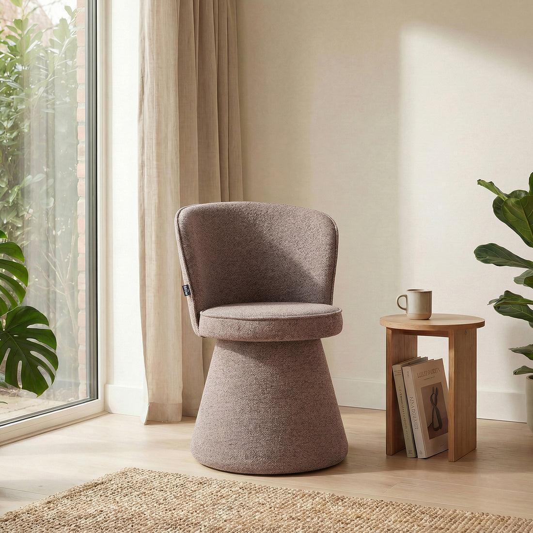 Silla Modena Café en cuarto con pared blanca con mesa lateral
