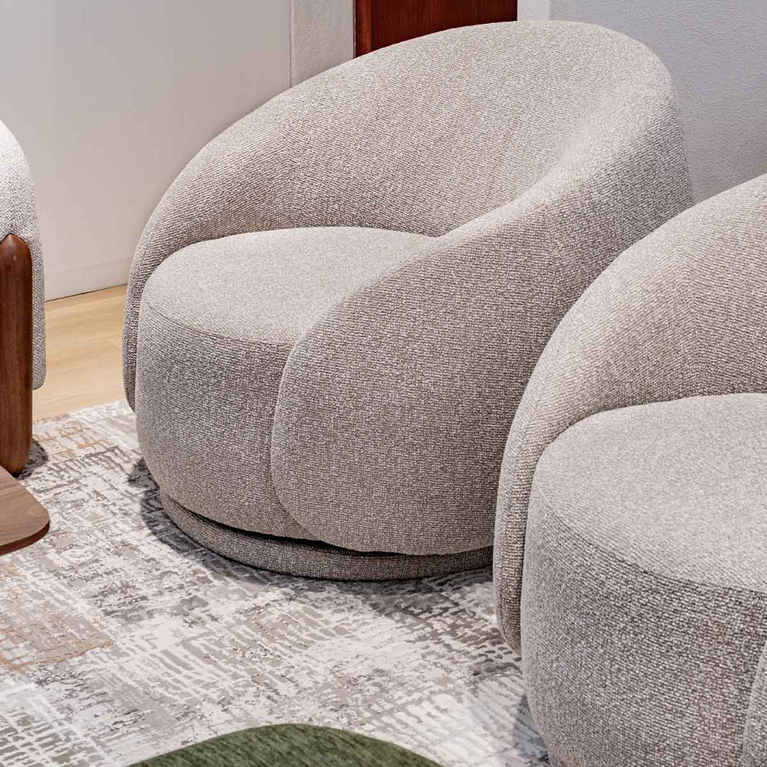 Sillón Roterdam Café en sala con puf verde, foto ambientada