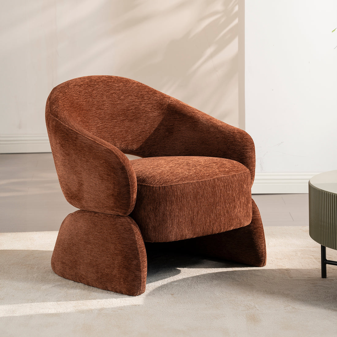 Sillón Hamburgo en cuarto beige, con pared blanca mesa de centro con vista en perspectiva frontal