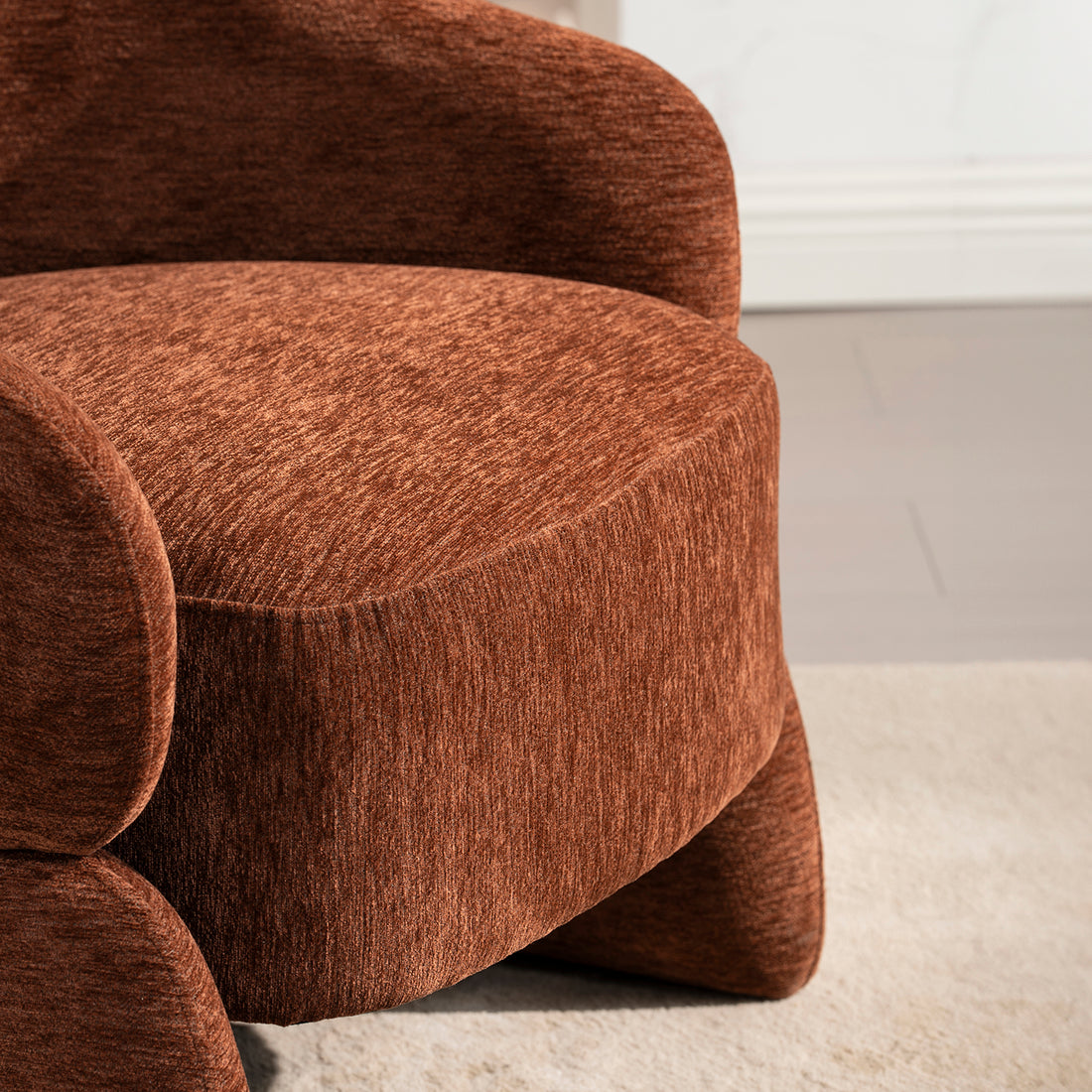 Sillón Hamburgo en cuarto beige, con pared blanca vista en detalle sobre alfombra beige