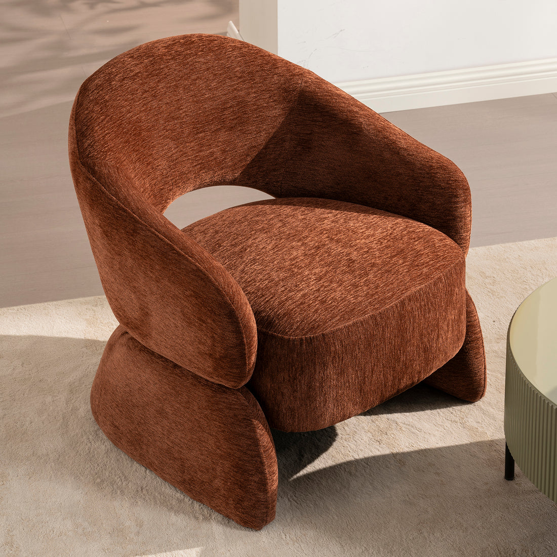 Sillón Hamburgo en cuarto beige, con pared blanca vista en angulo picado sobre alfombra color beige y mesa de centro verde 