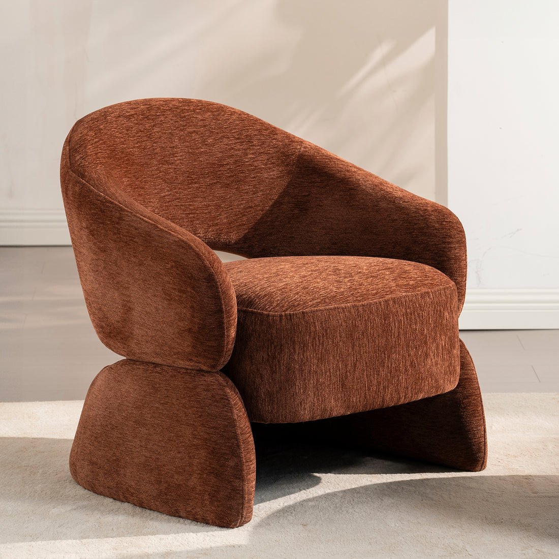 Sillón Hamburgo en cuarto beige, con pared blanca vista en perspectiva sobre alfombra beige