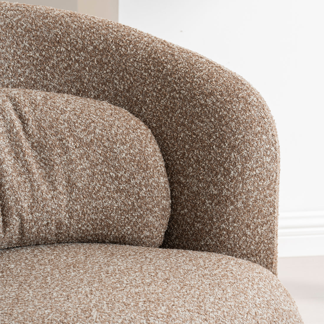 Sillón Victoria vista en detalle del respaldo con cojín en cuarto con pared blanca