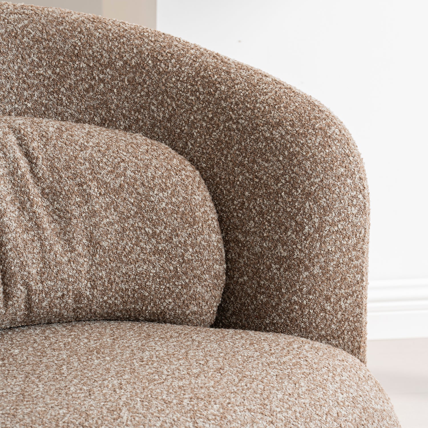 Sillón Victoria vista en detalle del respaldo con cojín en cuarto con pared blanca