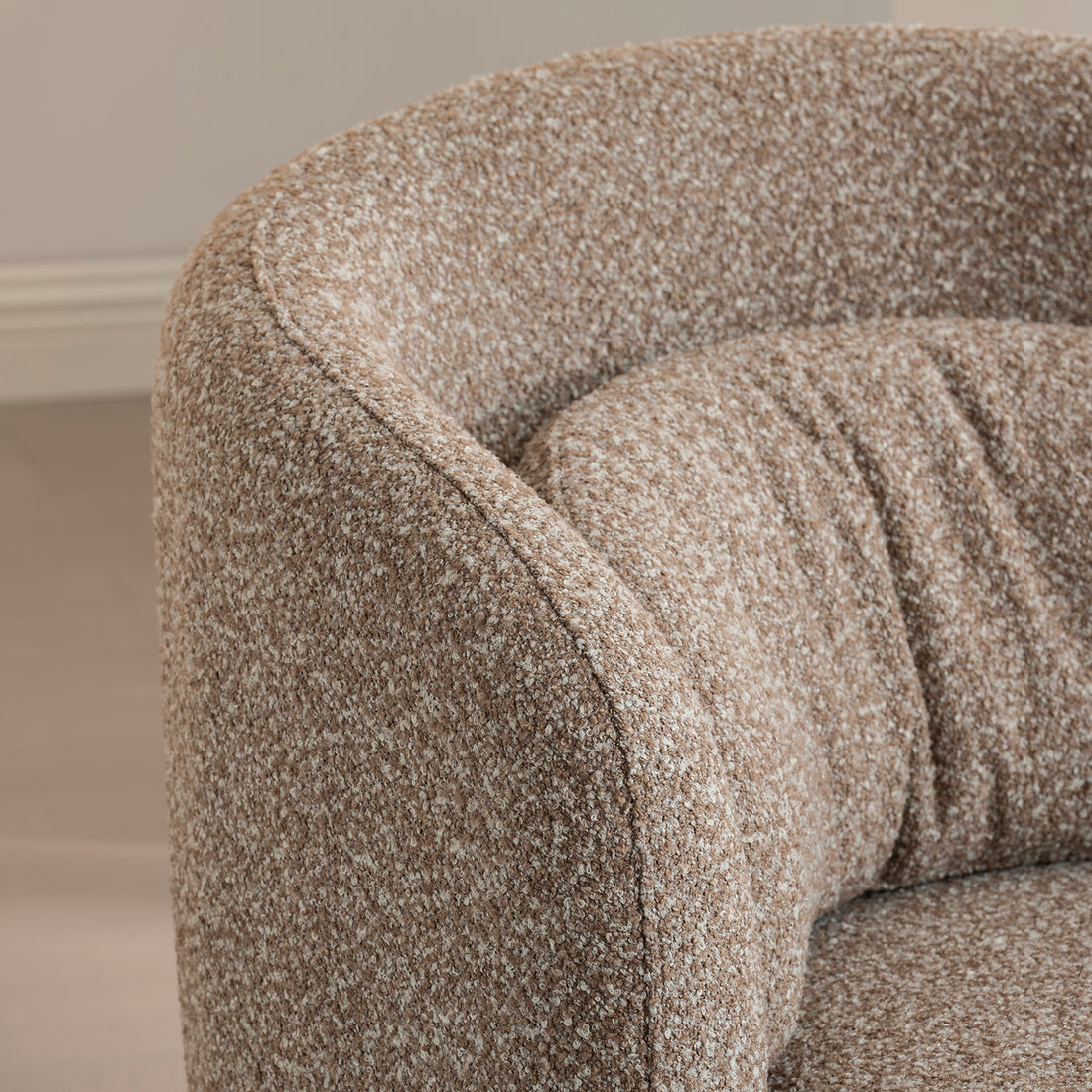 Sillón Victoria vista en detalle del reposa brazos con cojín y vista del respaldo dentro del cuarto