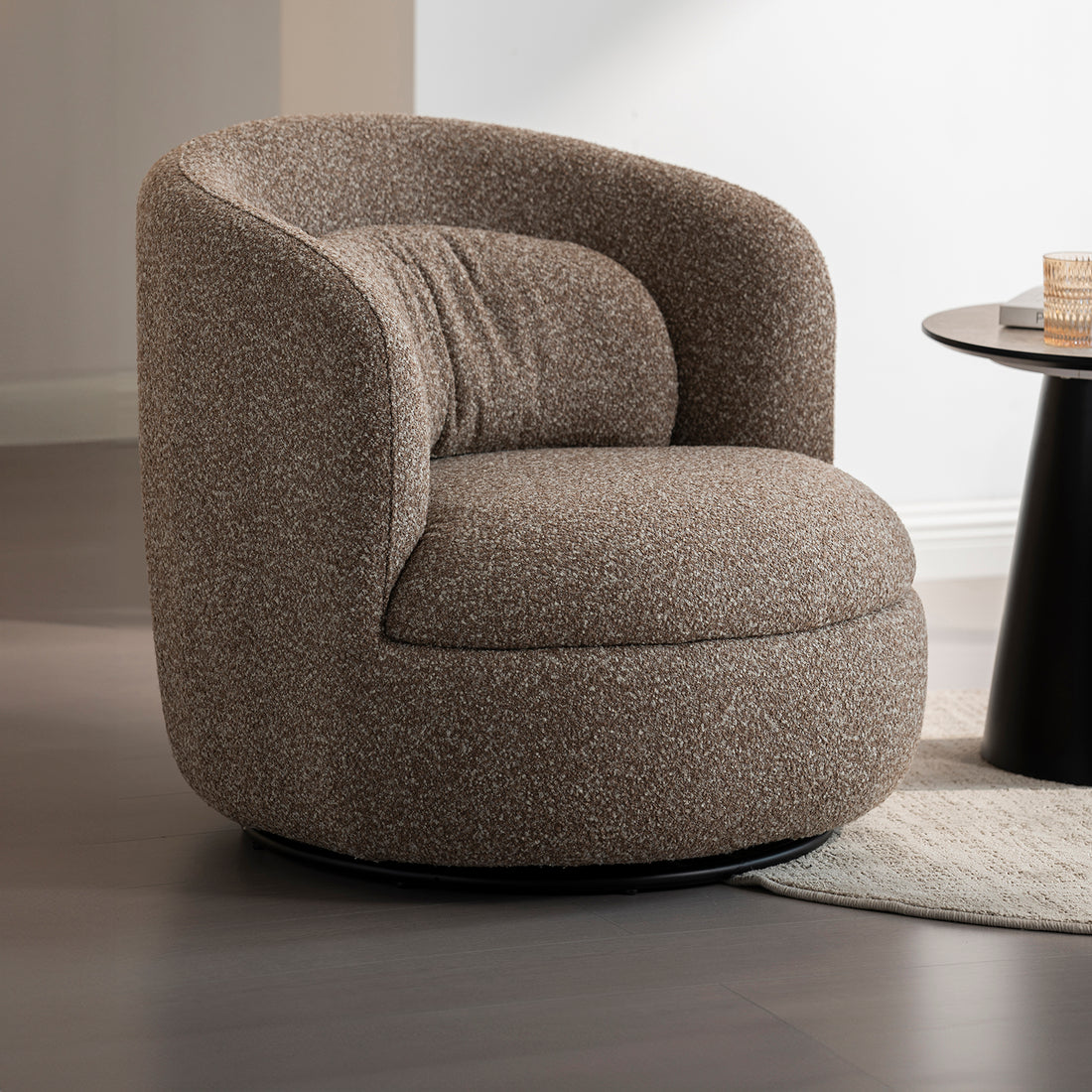 Sillón Victoria vista en perspectiva de cerca dentro del cuarto con mesa de centro enfrente con paneles de lineas, con un vaso de agua arriba