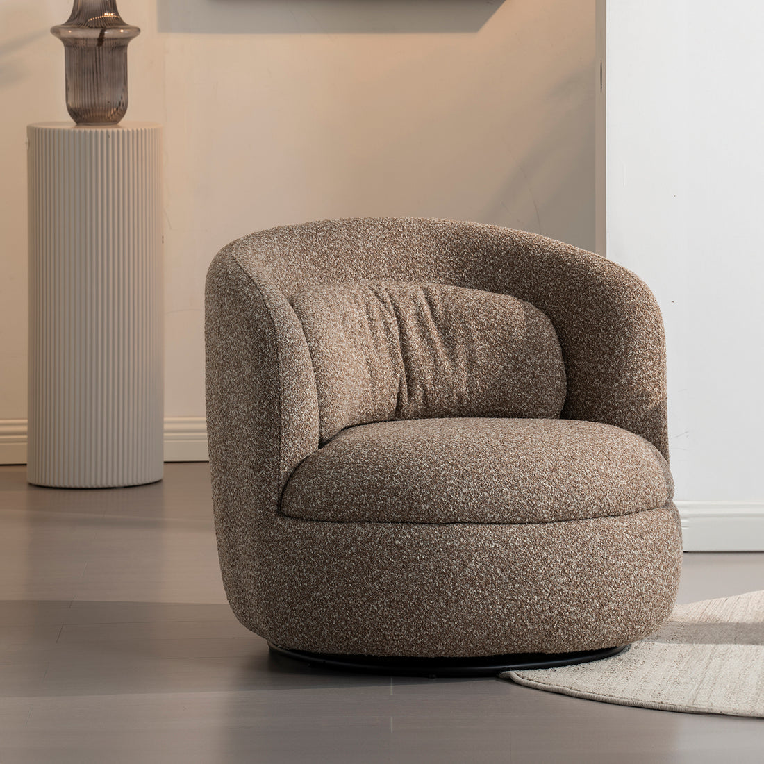 Sillón Victoria vista en perspectiva  dentro del cuarto con mesa lateral detrás con florero