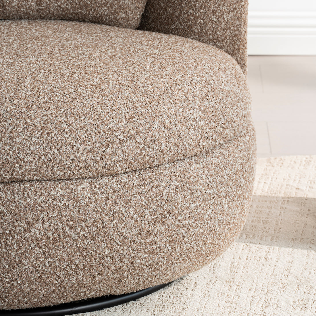 Sillón Victoria vista en detalle del asiento  sobre alfombra color beige 