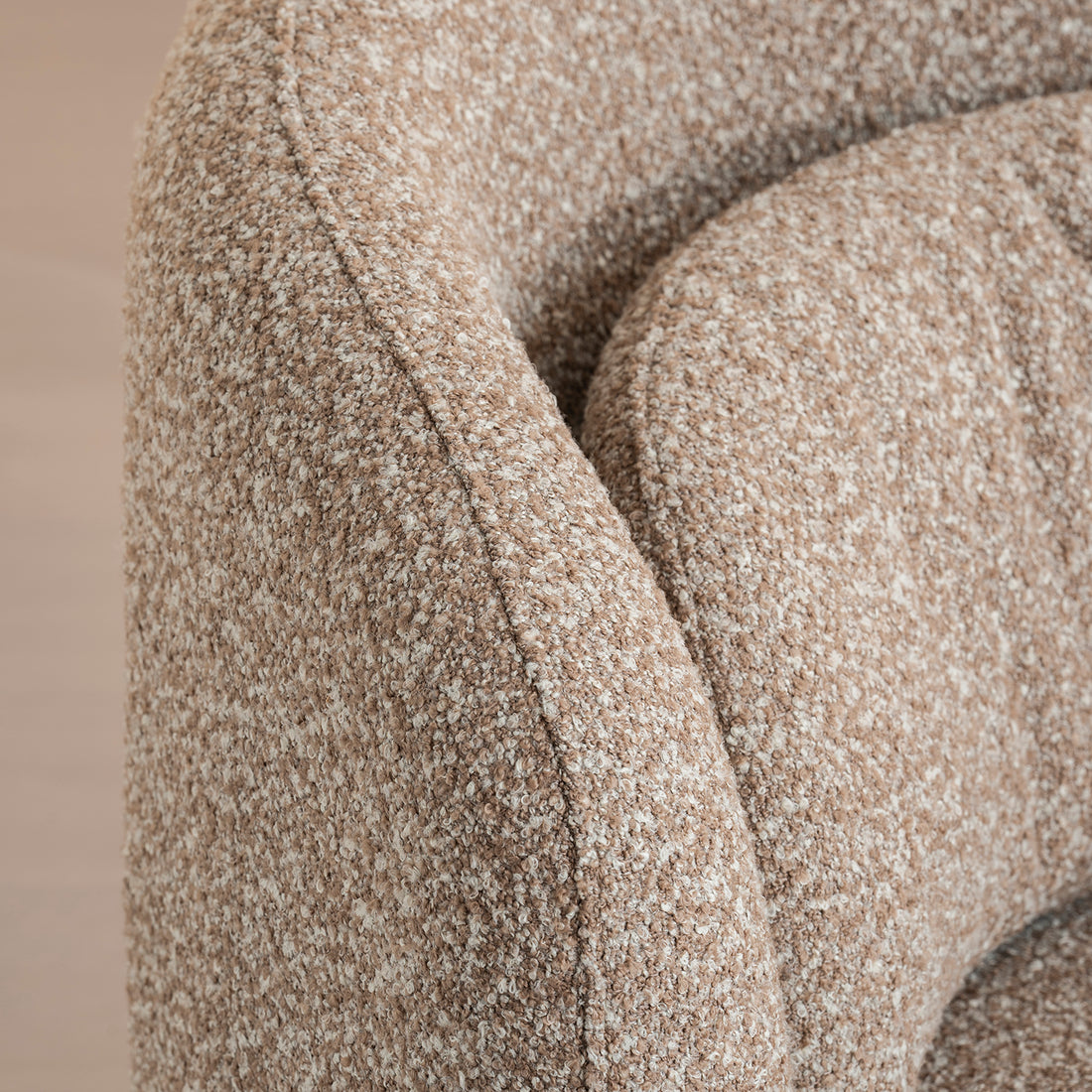 Sillón Victoria vista en detalle del reposa brazos dentro de un cuarto café 