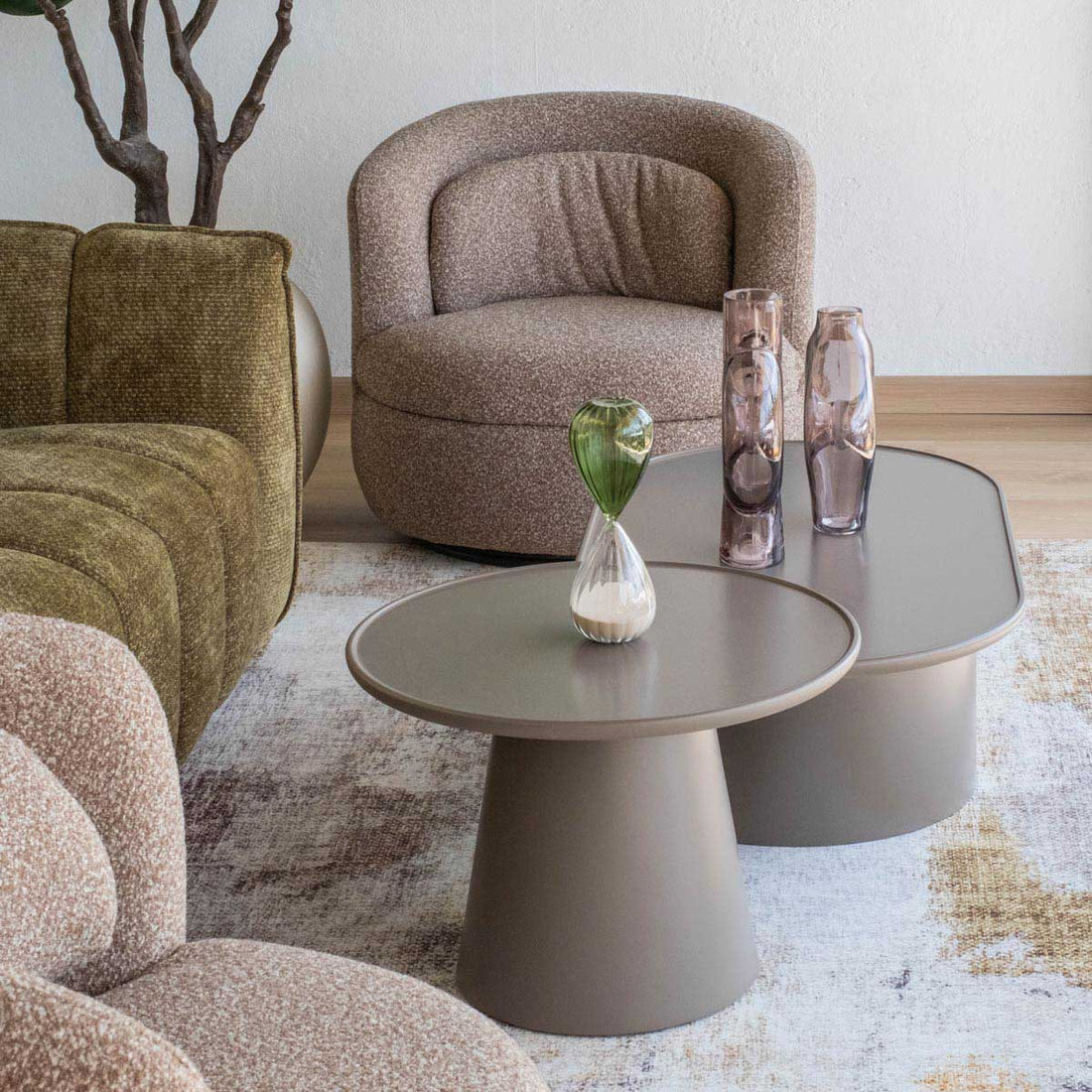 Sillón Giratorio Victoria en sala con Mesa Zurich, foto ambientada