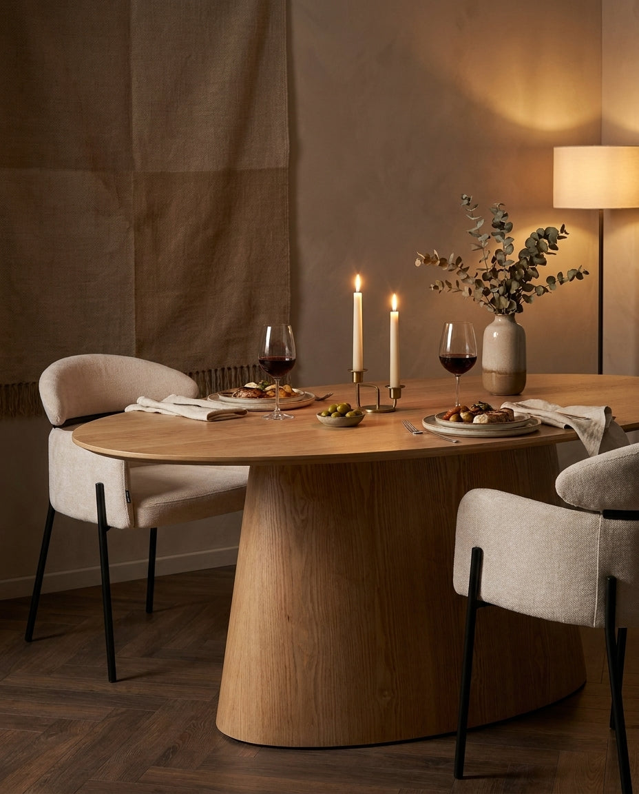 Mesa de Comedor Tokio Natural en cena con velas y Silla Padua, foto ambientada