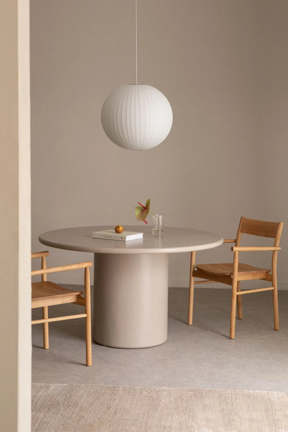 Mesa de Comedor Montenegro Crema En Enfoque Minimalista