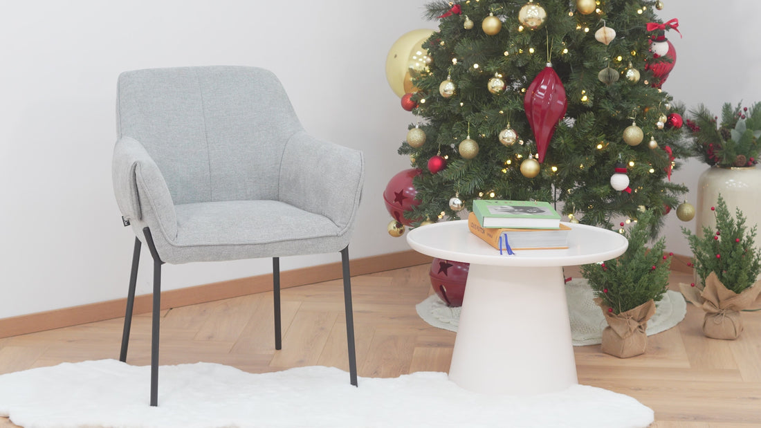 Silla Toronto para negra color gris con mesa de centro ginebra y un árbol navideño a un lado.