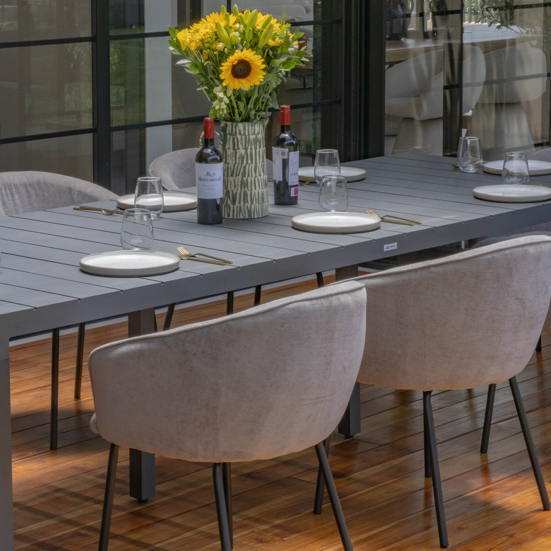 Video comedor con sillas Miami gris en terraza